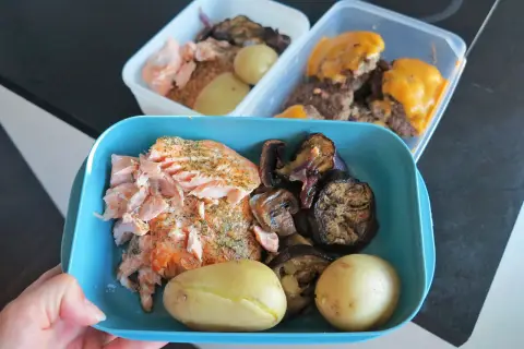 Läckra matlådor med lax, potatis och grönsaker. Perfekt vardagsmat för barnfamiljen som vill ha en hälsosam och enkel måltid.