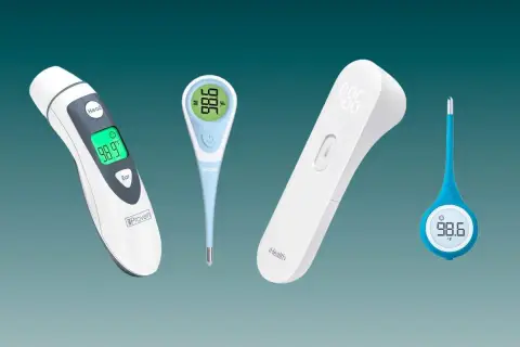 Fyra digitala termometrar, varav en är en termometer bäst i test, visar olika temperaturer.