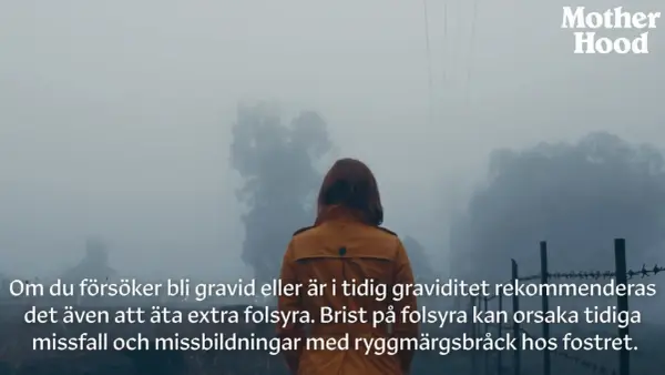 En kvinna i en gul jacka går genom dimman. Texten varnar för att brist på folsyra kan orsaka missfall.